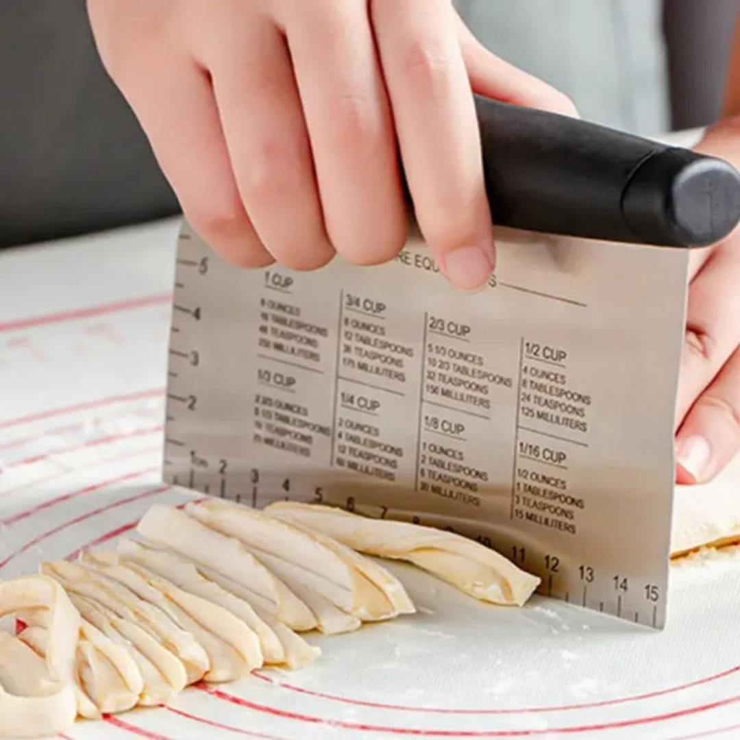 STRAIGHT DOUGH CUTTER BLACK HANDLE