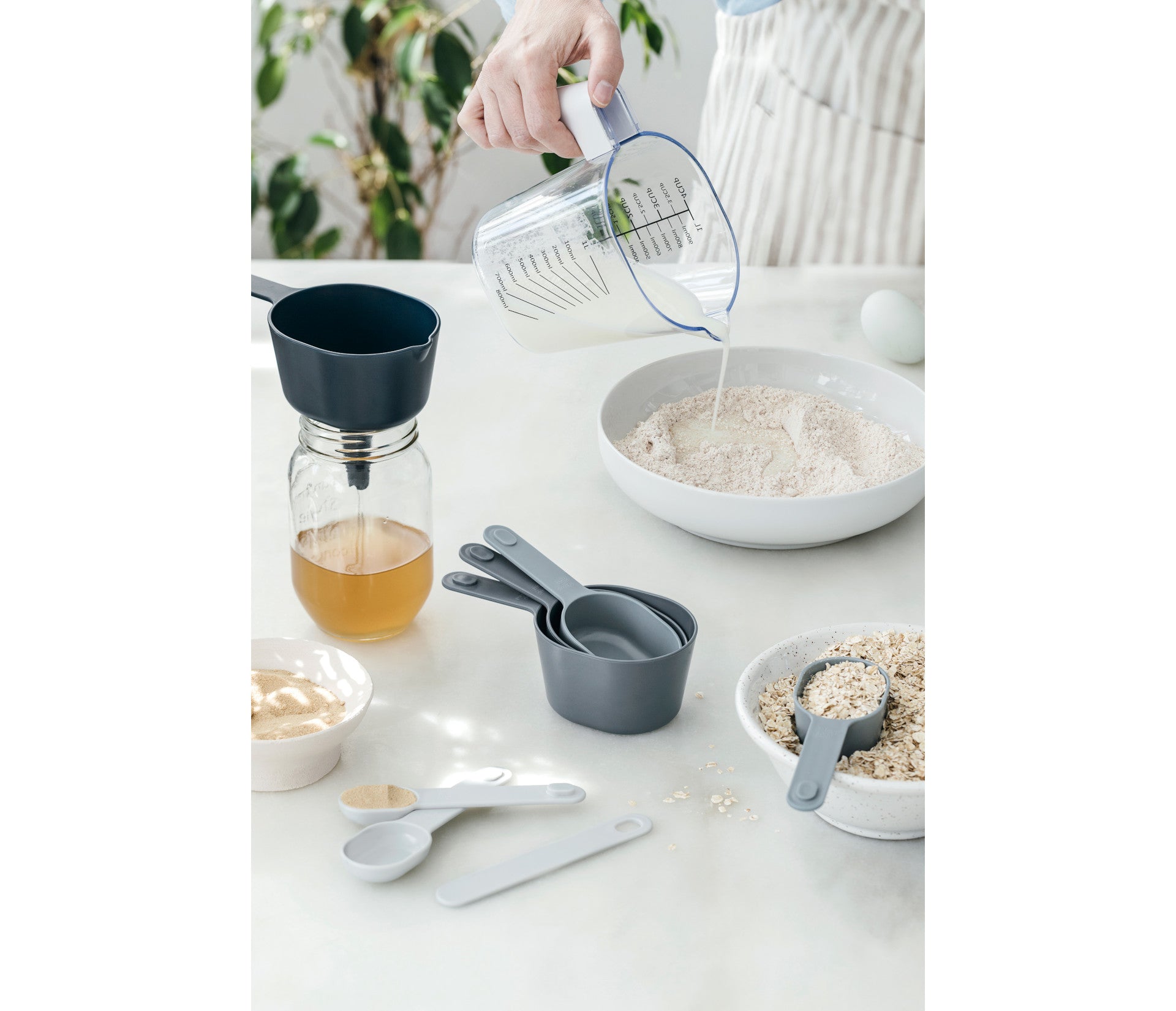 MEASURING JUG WITH LADLES