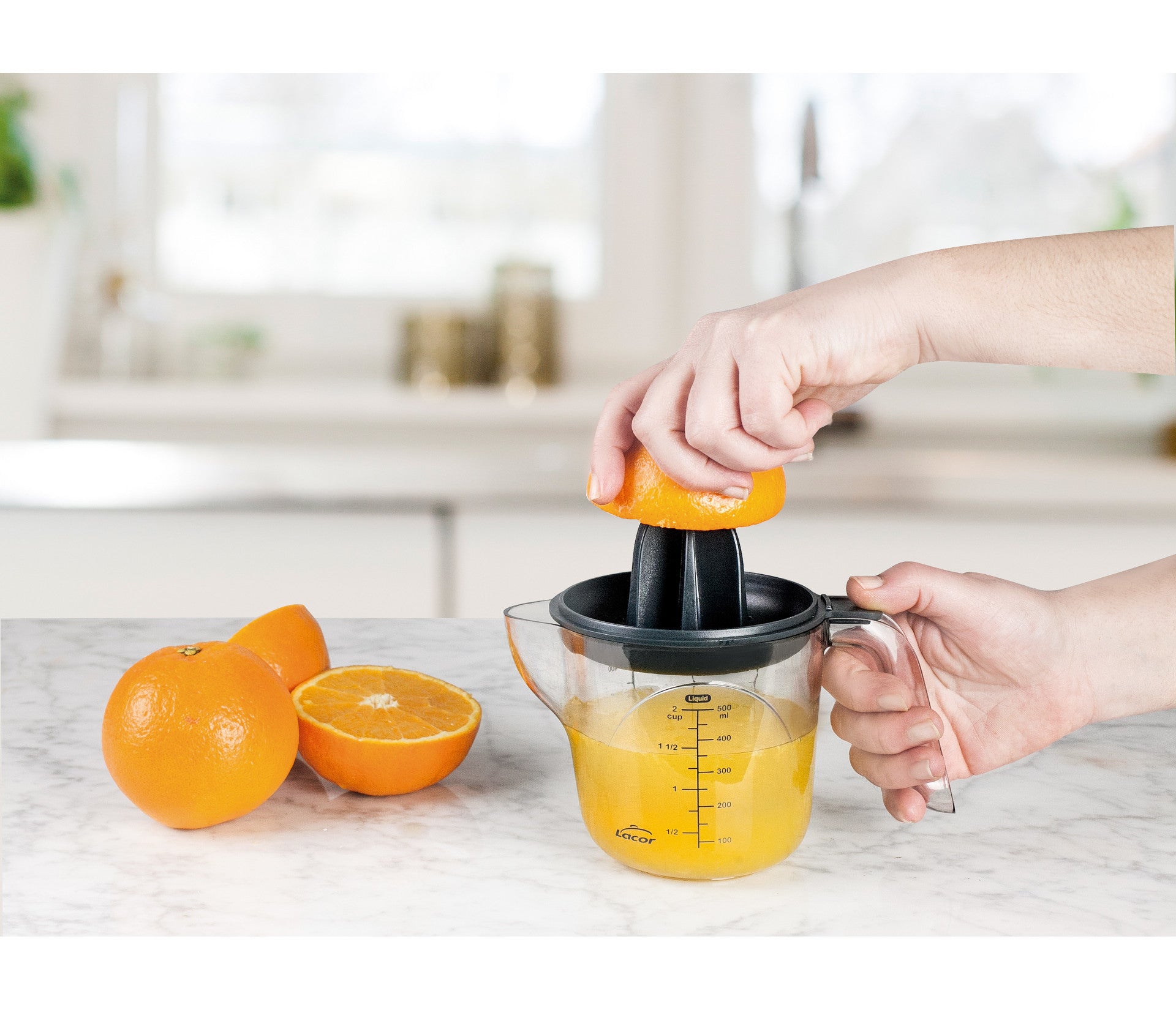 MEASURING CUP 500 ML + SQUEEZER